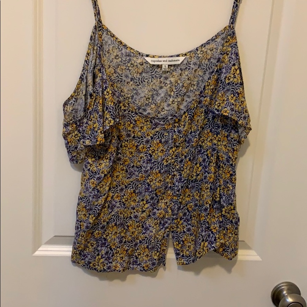 Cupcakes and cashmere brand flowy sleeve blouse